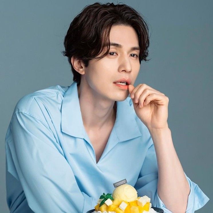 A moment captured by a fan of Lee Dongwook