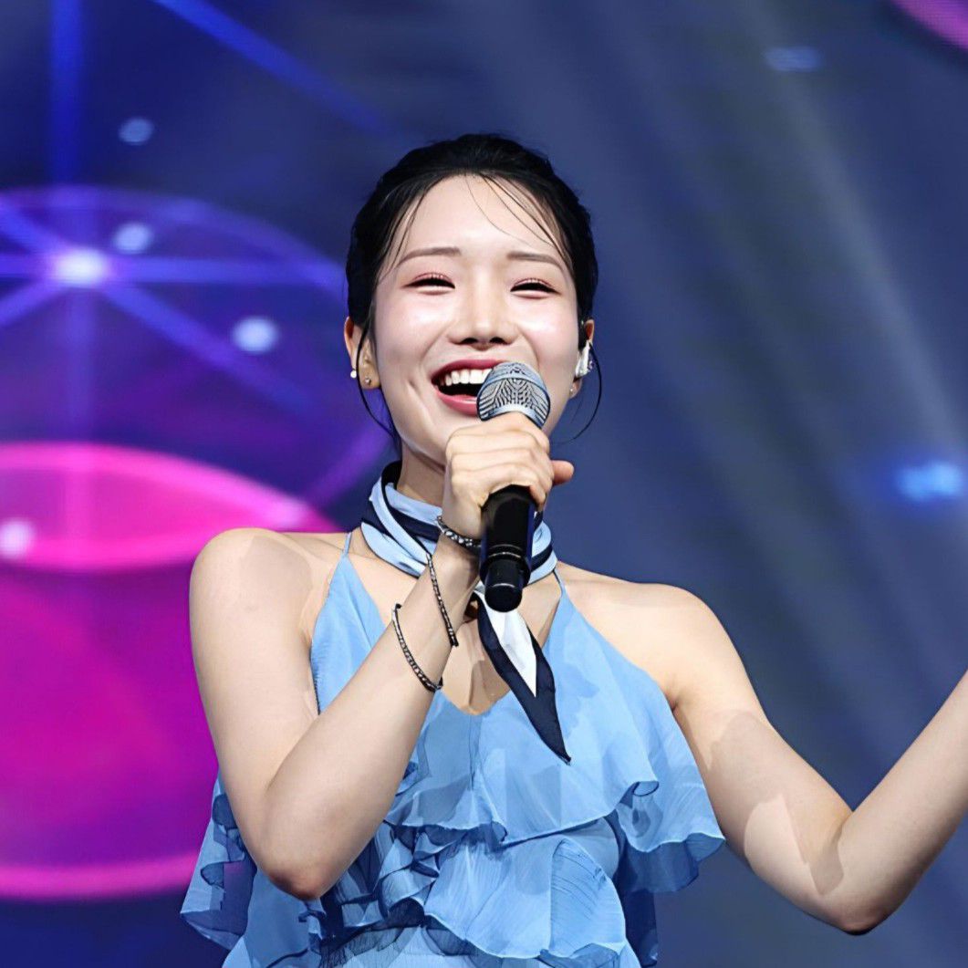 Recent activity shot of Kim Soyeon (2004)