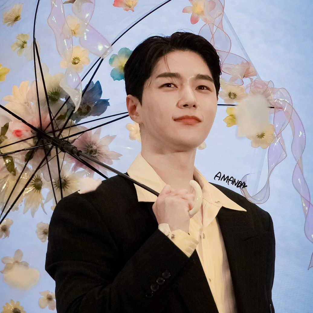 Behind-the-scenes cut of Kim Myungsoo (L)