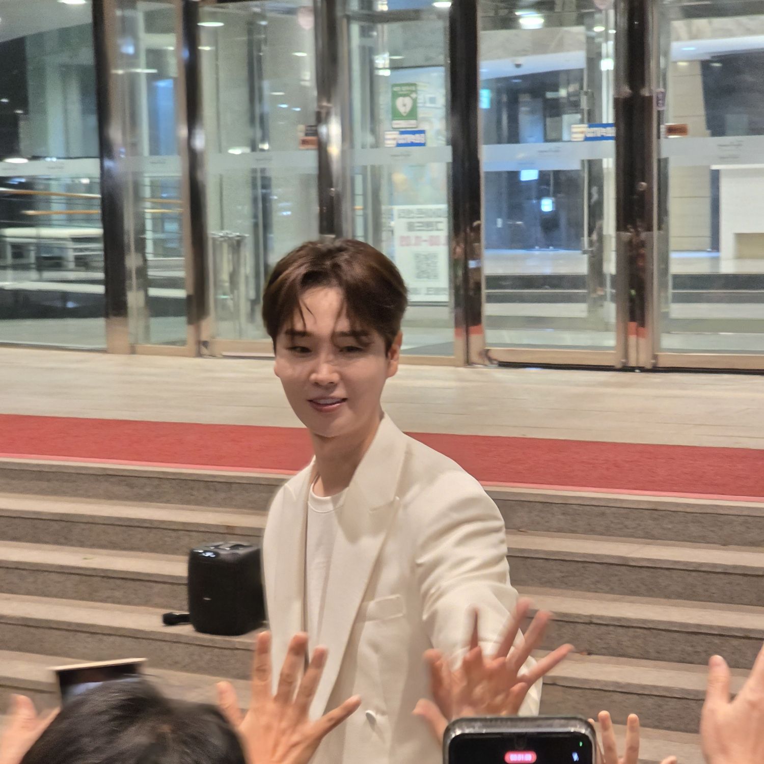 A moment captured by a fan of Song Minjun