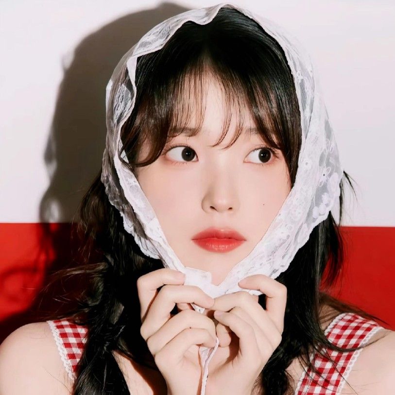Behind-the-scenes cut of IU