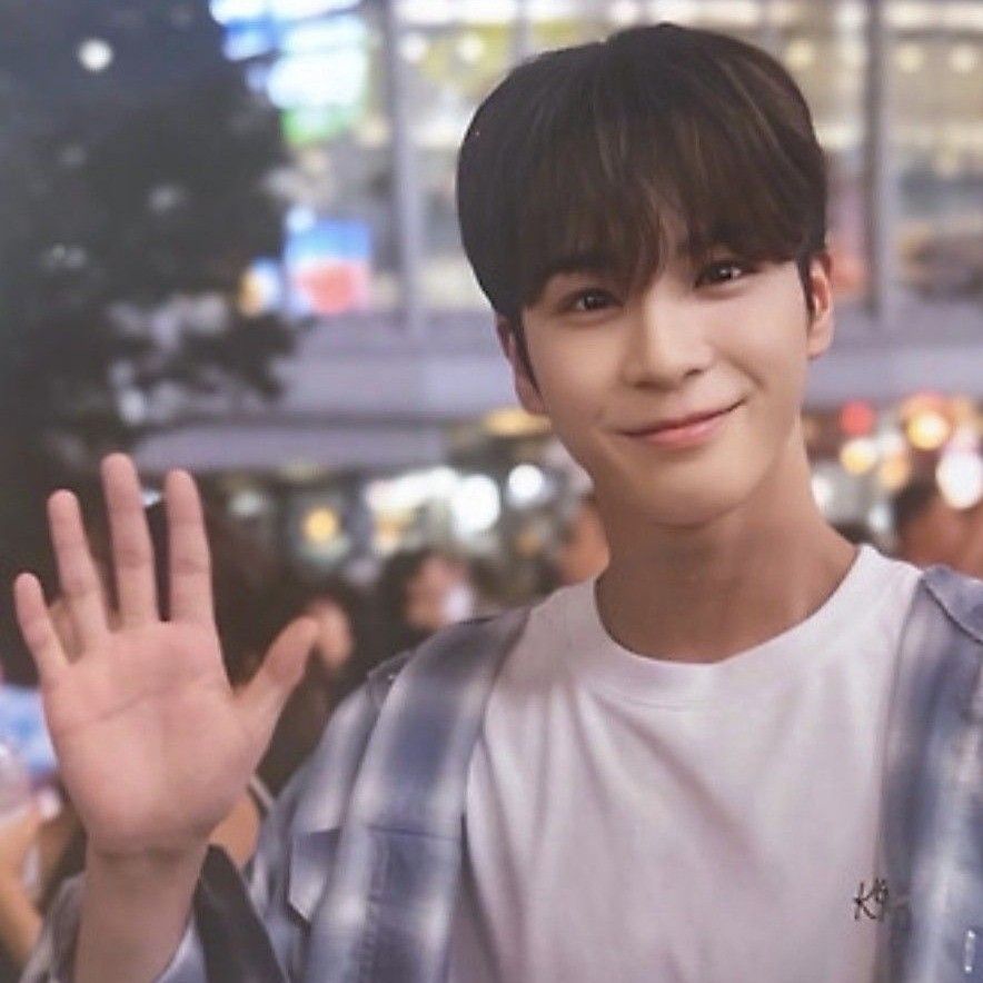 A moment captured by a fan of Jeong Dongwon
