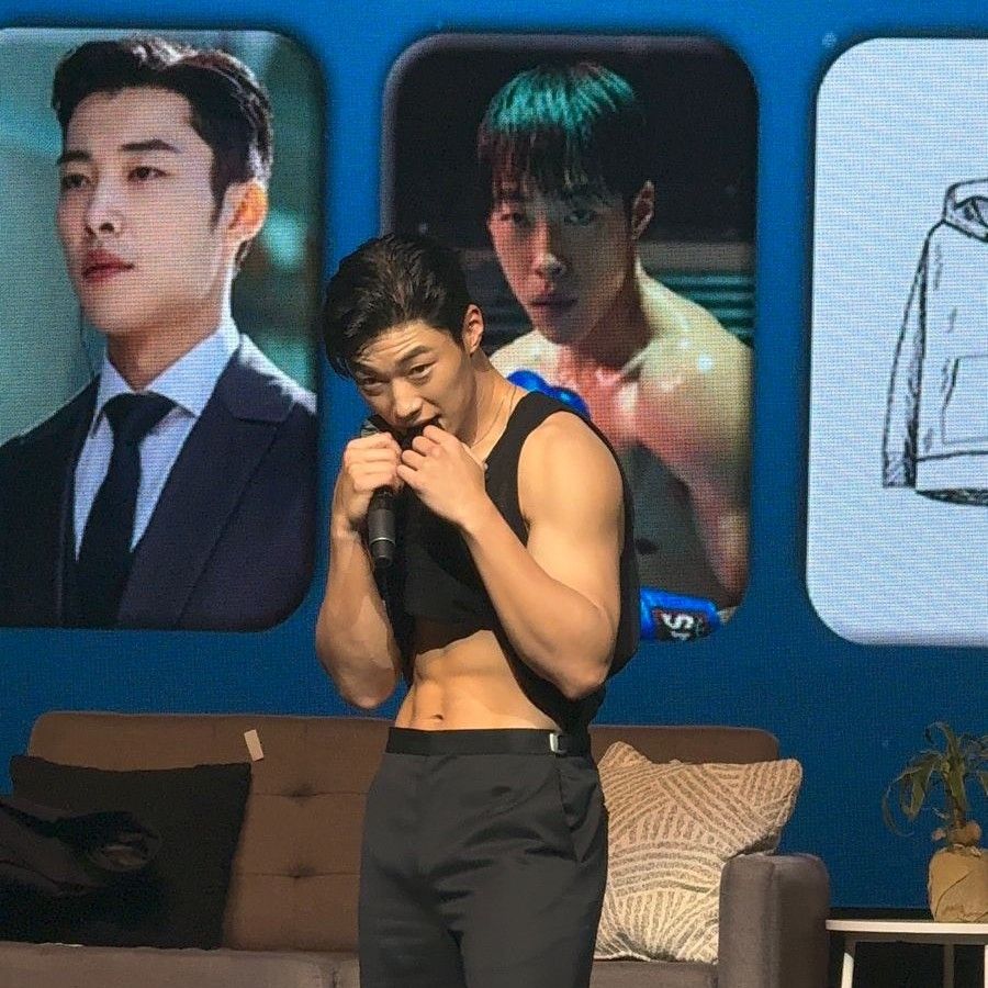 A moment captured by a fan of Woo Dohwan
