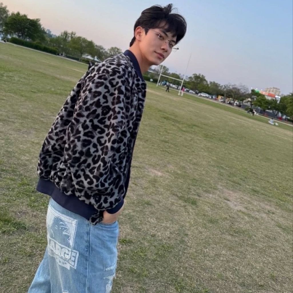 Behind-the-scenes cut of Lee Chaemin