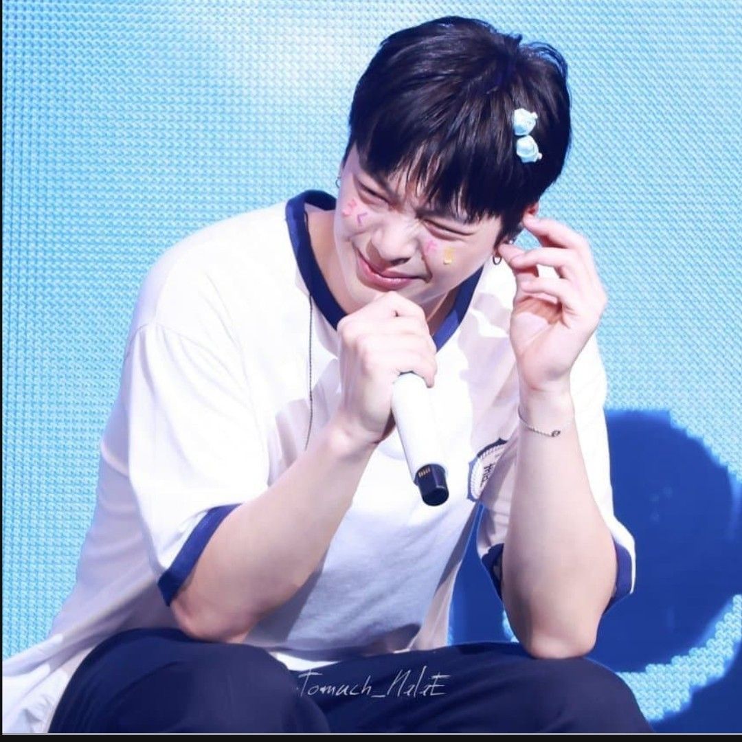 A moment captured by a fan of Yook Sungjae