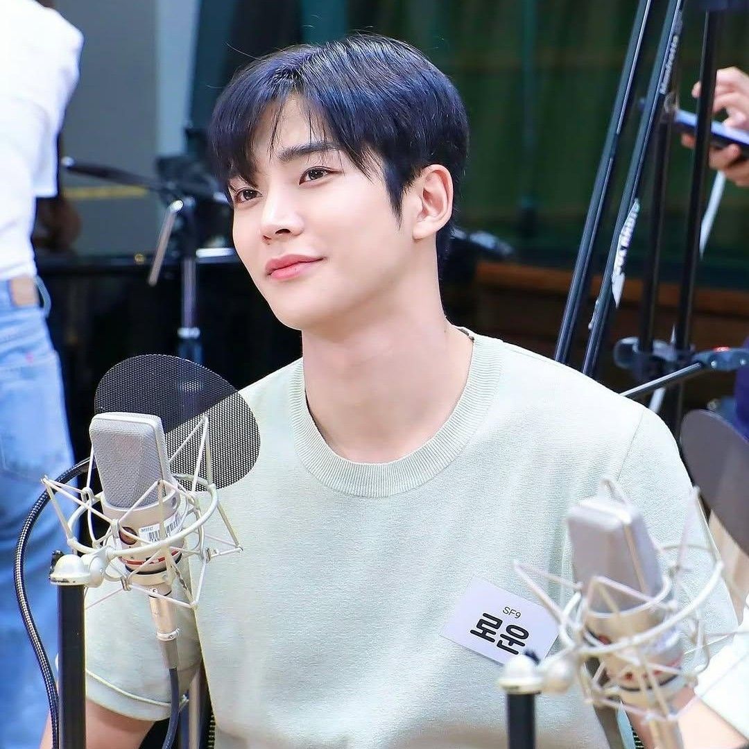 Behind-the-scenes cut of Rowoon