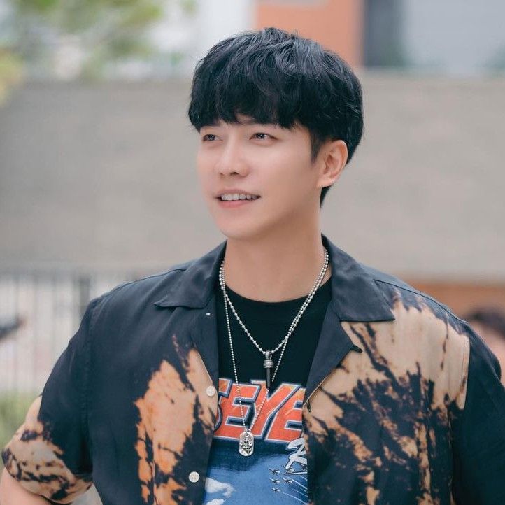 Recent activity shot of Lee Seunggi