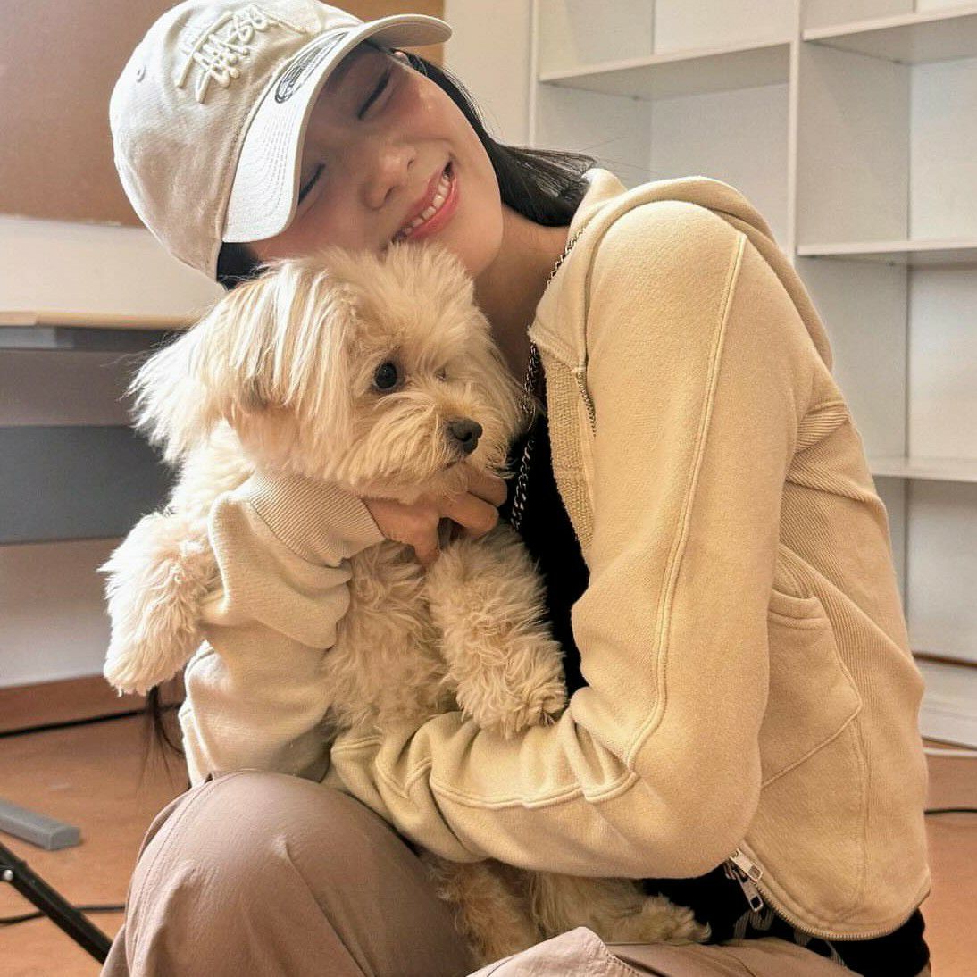 Behind-the-scenes cut of Jisoo (1995)