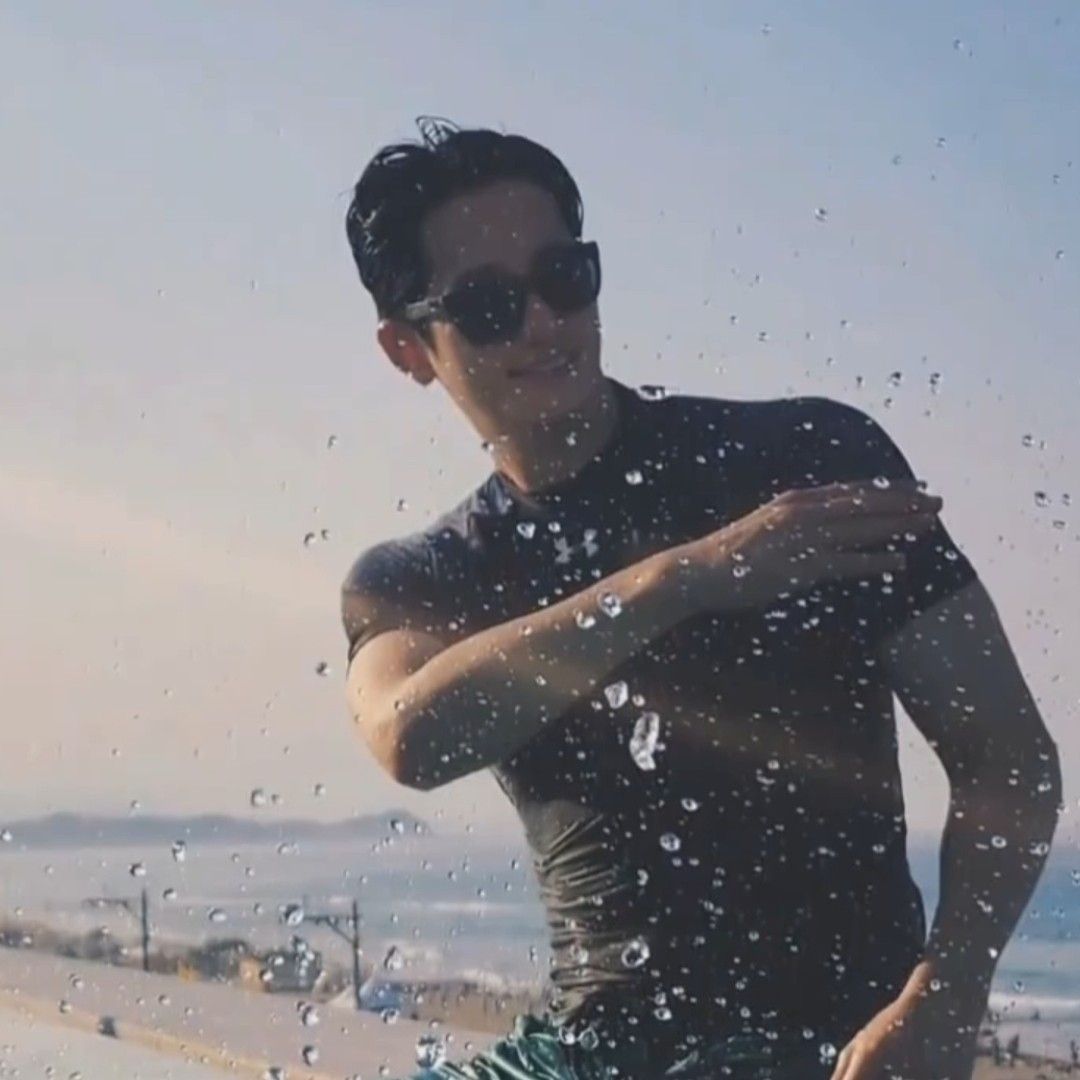 A moment captured by a fan of Park Sihoo