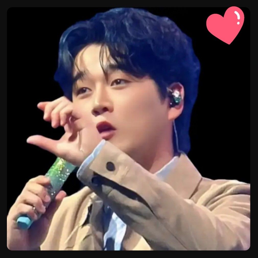 A moment captured by a fan of Hwang Youngwoong