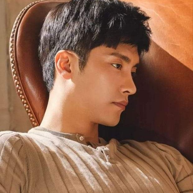 A moment captured by a fan of Sunghoon