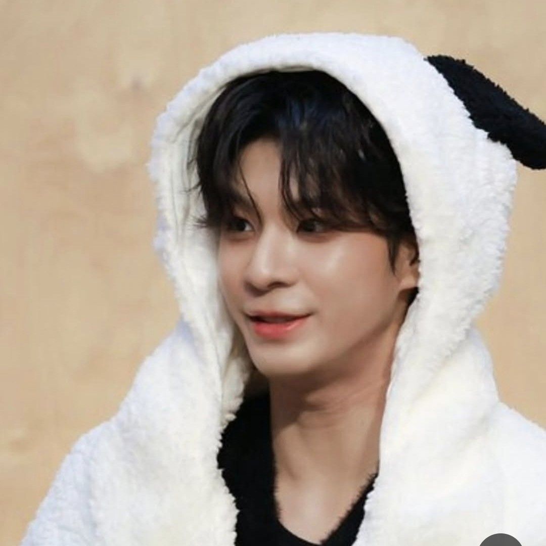 A moment captured by a fan of Jeong Dongwon