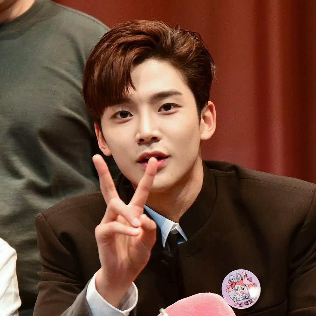 A moment captured by a fan of Rowoon
