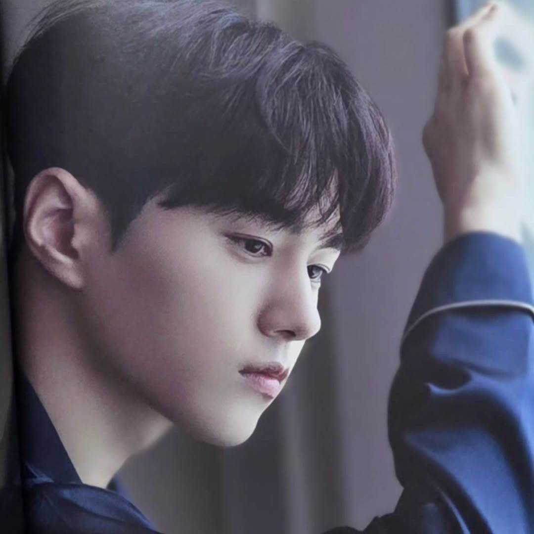 A moment captured by a fan of Kim Myungsoo (L)