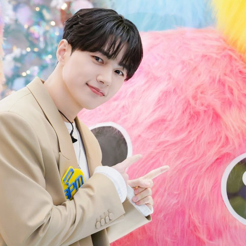 Recent activity shot of Kim Myungsoo (L)