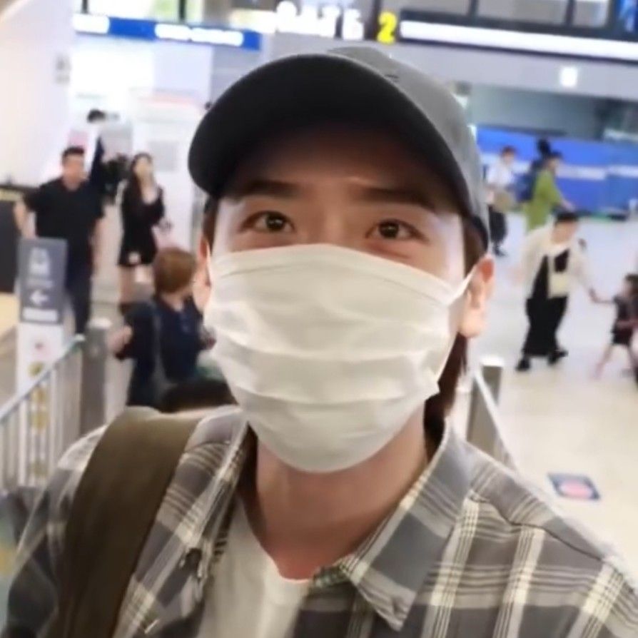 A moment captured by a fan of Lee Jongsuk