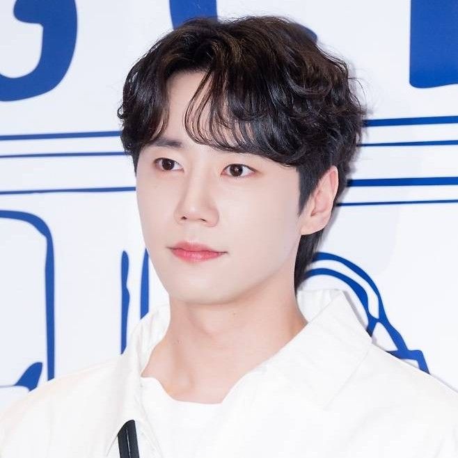 Behind-the-scenes cut of Lee Junyoung