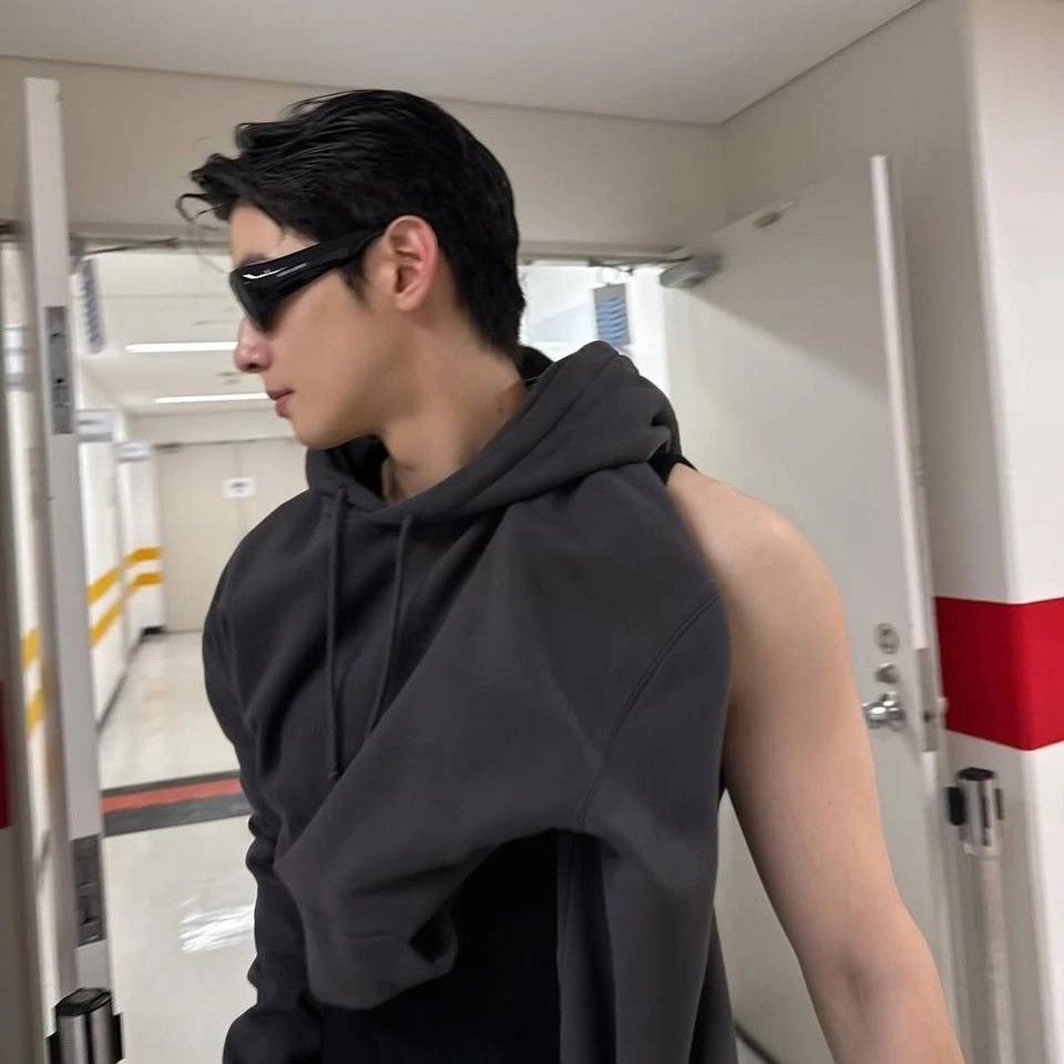 Behind-the-scenes cut of Cha Eunwoo