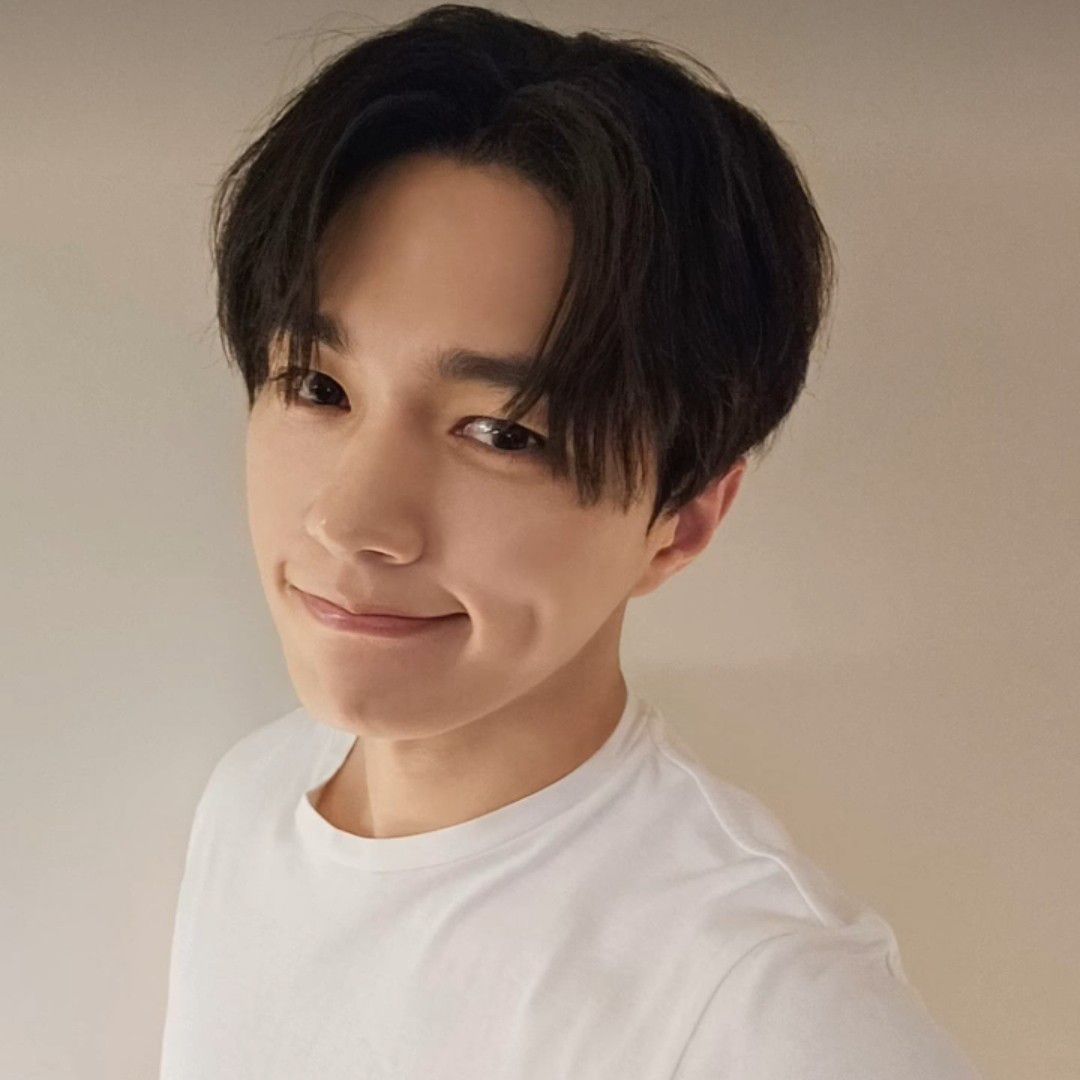 Behind-the-scenes cut of Kim Myungsoo (L)