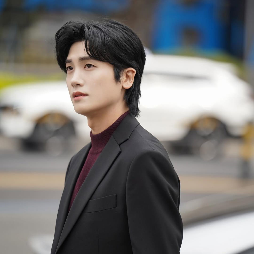 A moment captured by a fan of Park Hyungsik