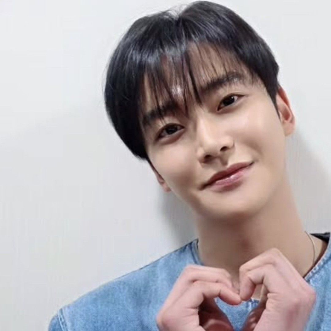 A moment captured by a fan of Rowoon