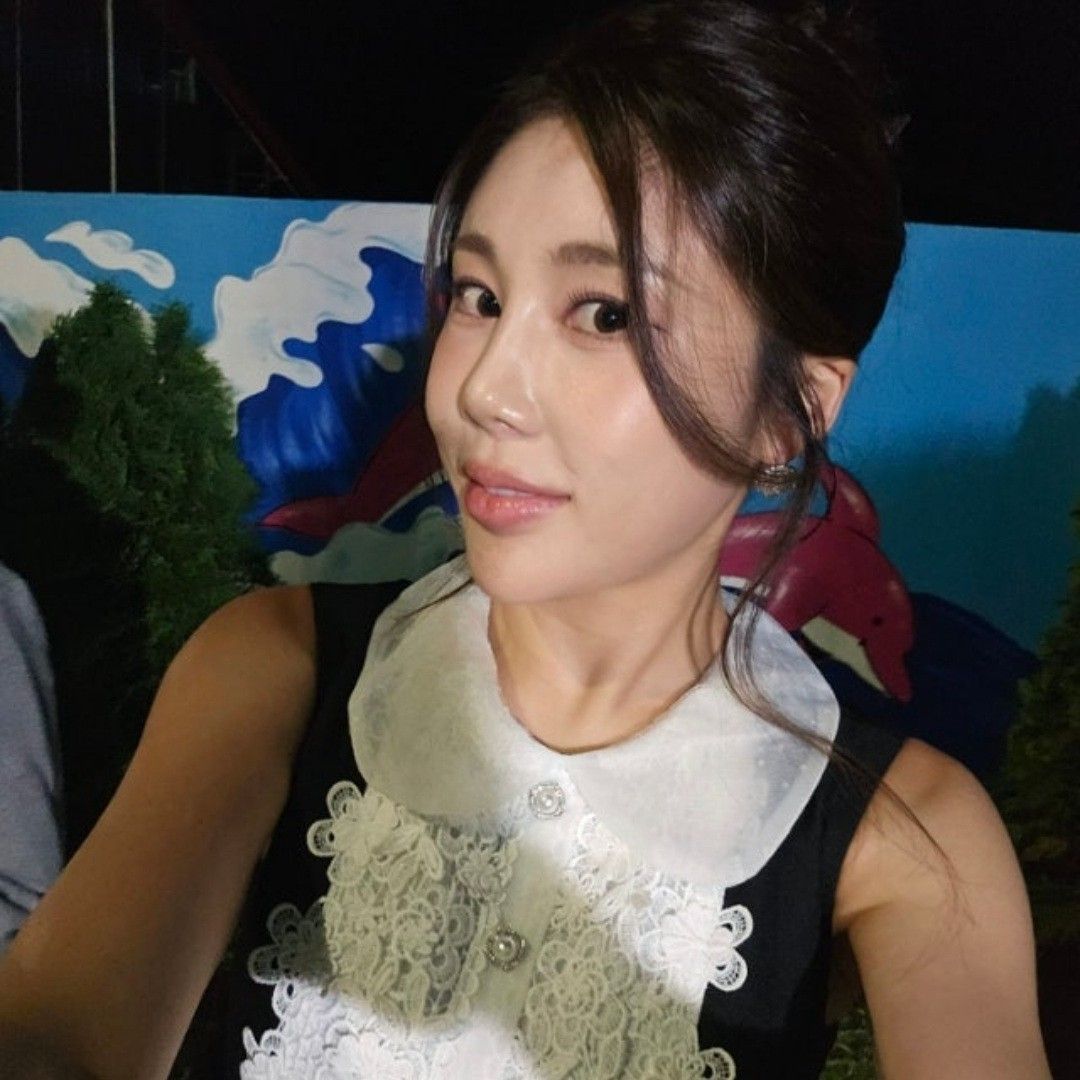Behind-the-scenes cut of Kim Soyou
