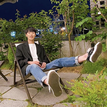 Behind-the-scenes cut of Lee Jaewook
