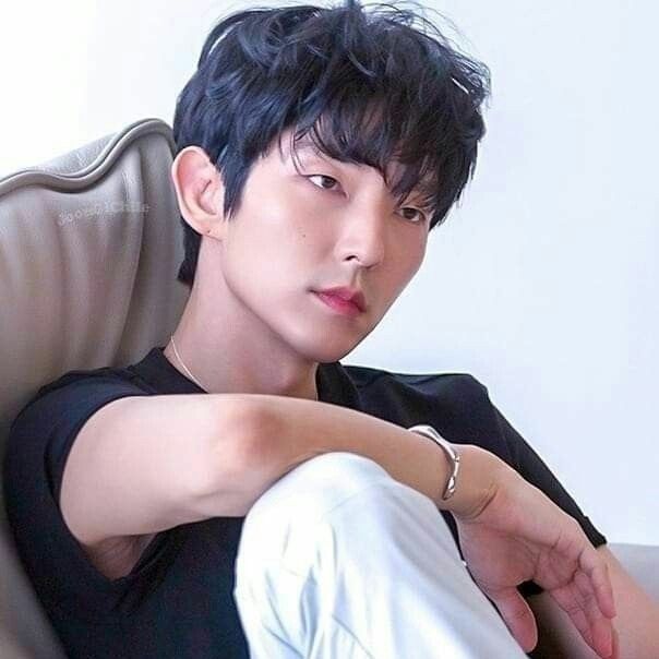 Behind-the-scenes cut of Lee Joongi