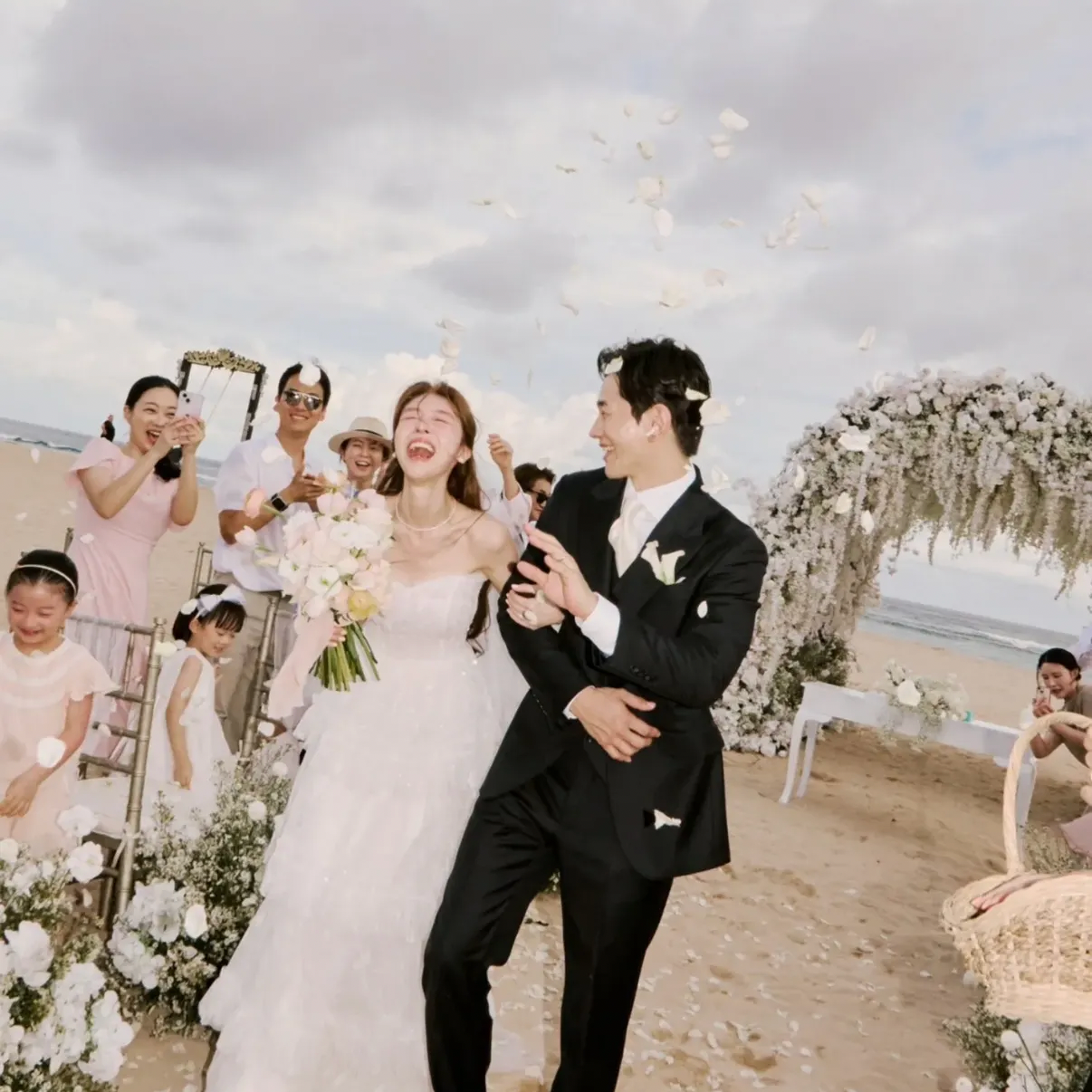 Behind-the-scenes cut of Minah