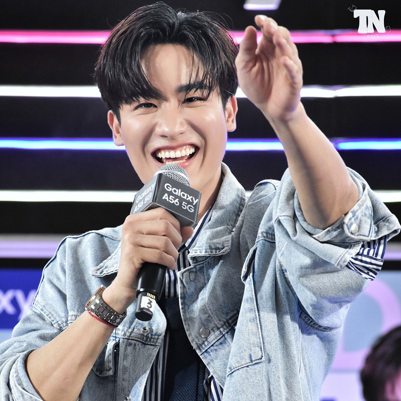 A moment captured by a fan of Tay Tawan Vihokratana