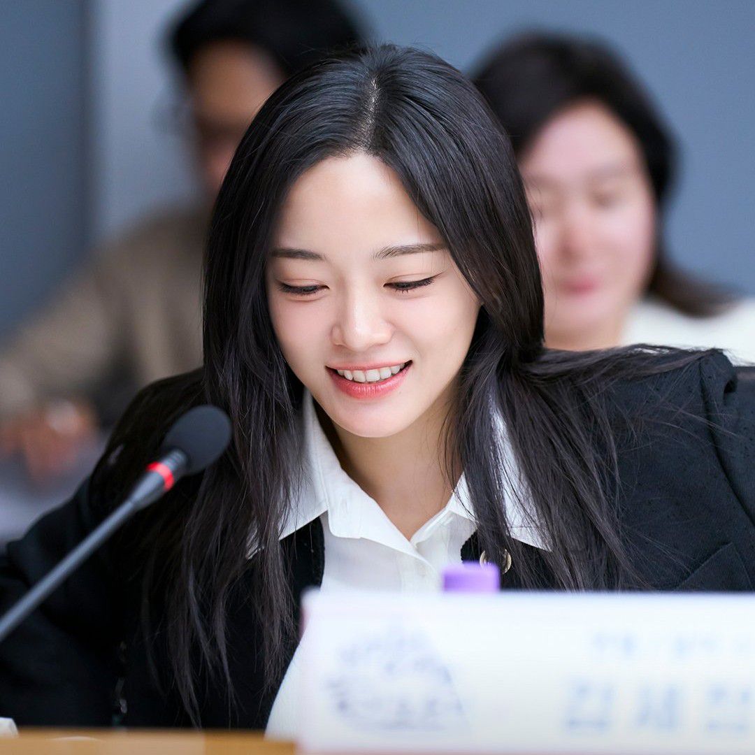 Behind-the-scenes cut of Kim Sejeong