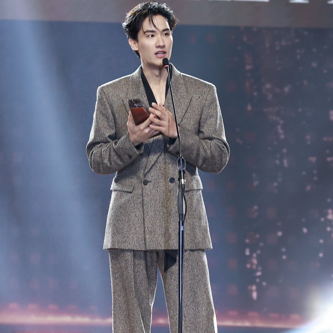 Behind-the-scenes cut of Tay Tawan Vihokratana