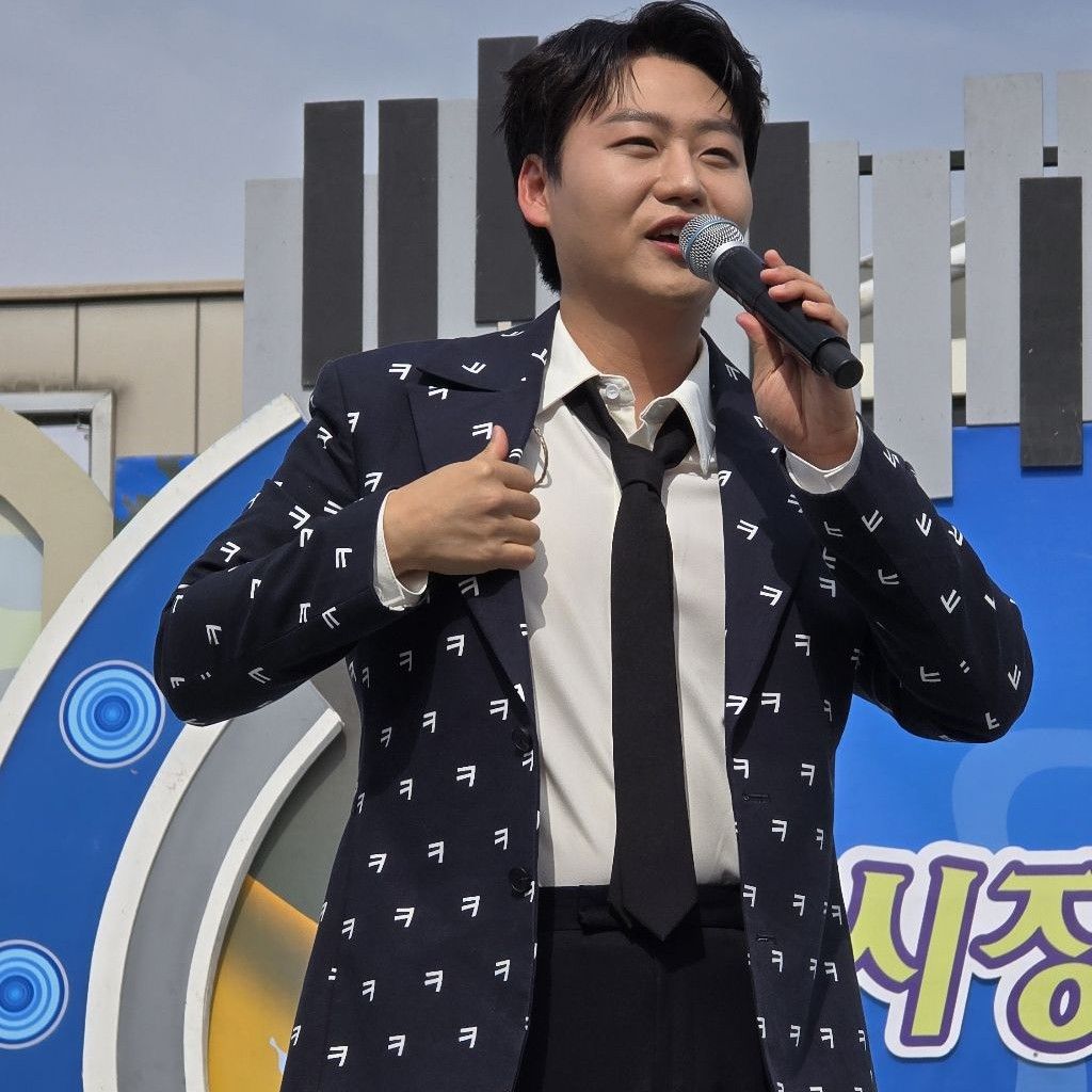 A moment captured by a fan of Min Soohyun