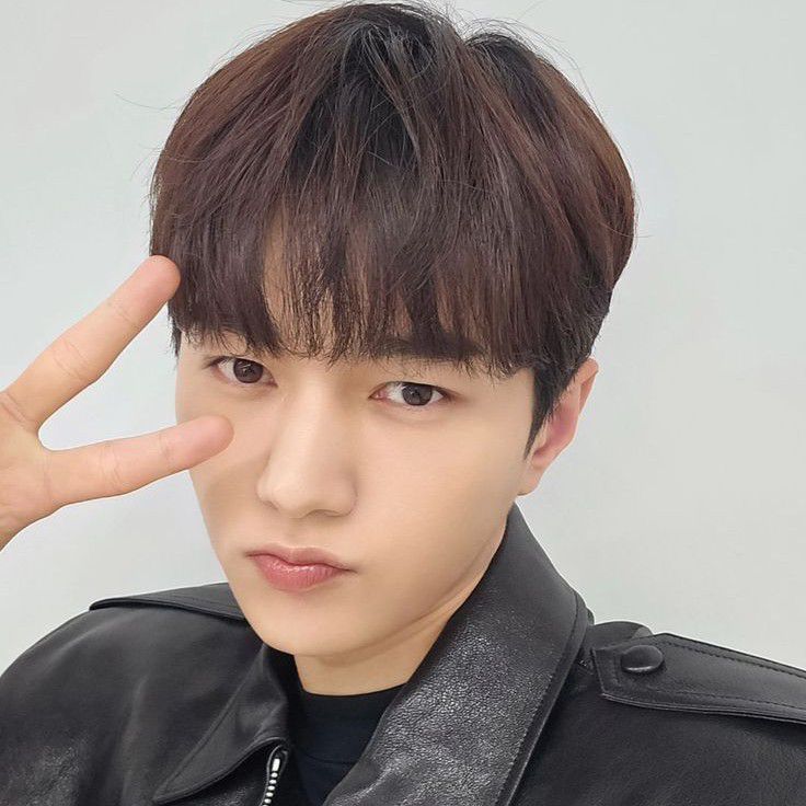 Recent activity shot of Kim Myungsoo (L)