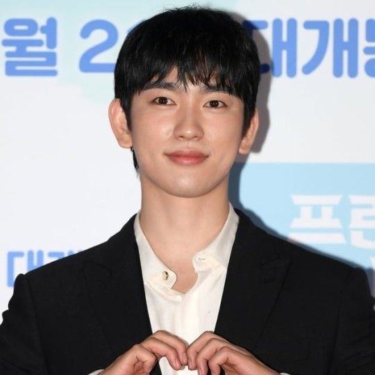 Foto kegiatan terbaru dari Park Jinyoung