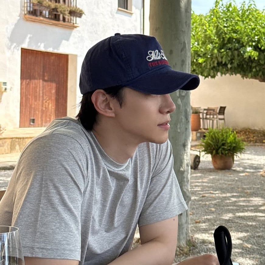 Behind-the-scenes cut of Lee Junho