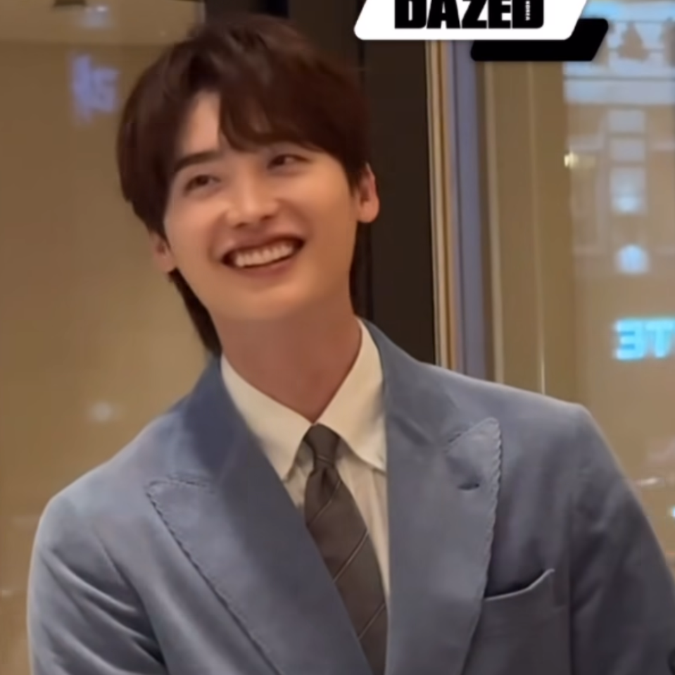 A moment captured by a fan of Lee Jongsuk