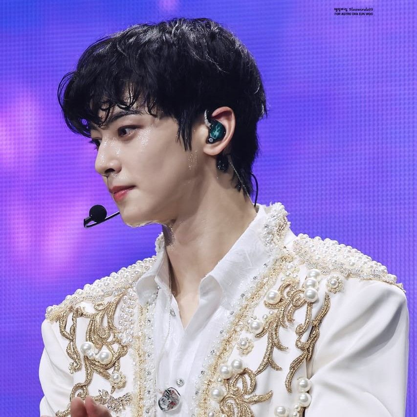 Behind-the-scenes cut of Cha Eunwoo