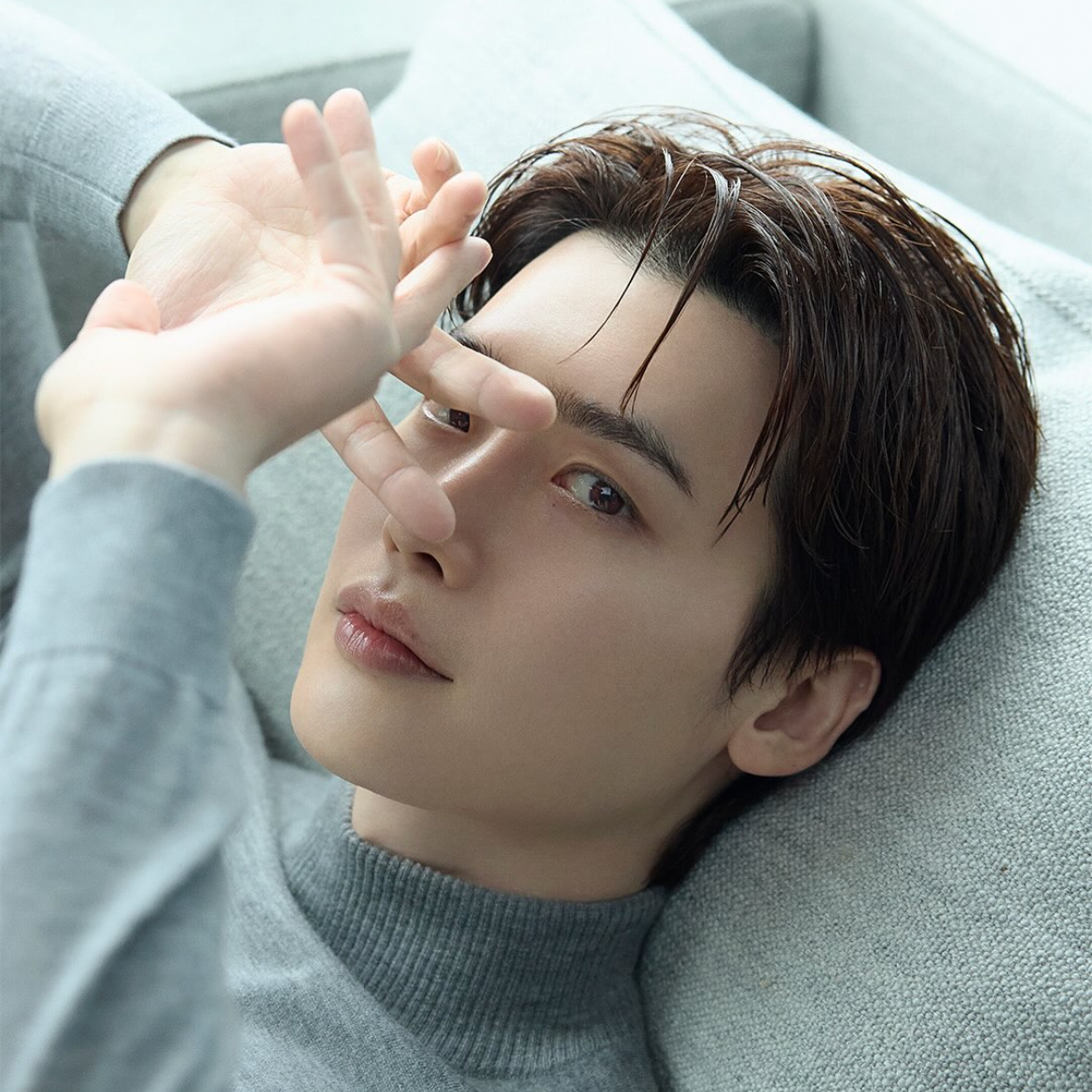 Behind-the-scenes cut of Lee Jongsuk