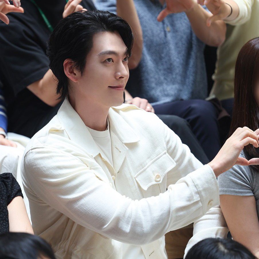 Behind-the-scenes cut of Kim Woobin