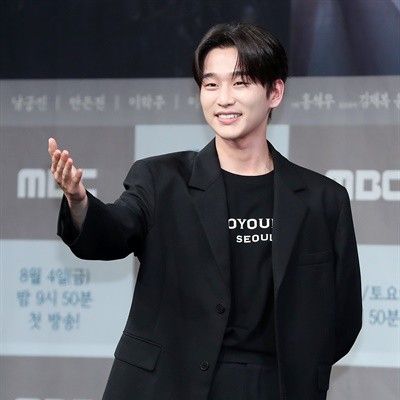 A moment captured by a fan of Kim Yoonwoo