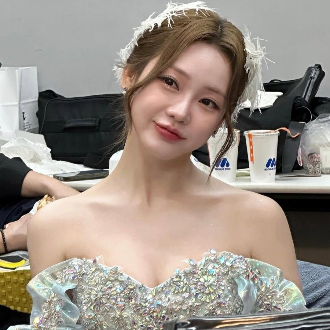 Behind-the-scenes cut of Hong Jiyoon