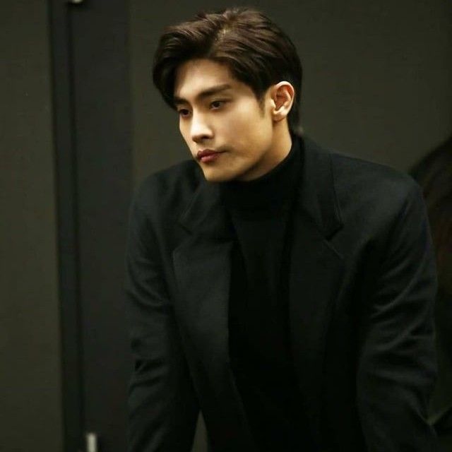 Behind-the-scenes cut of Sunghoon