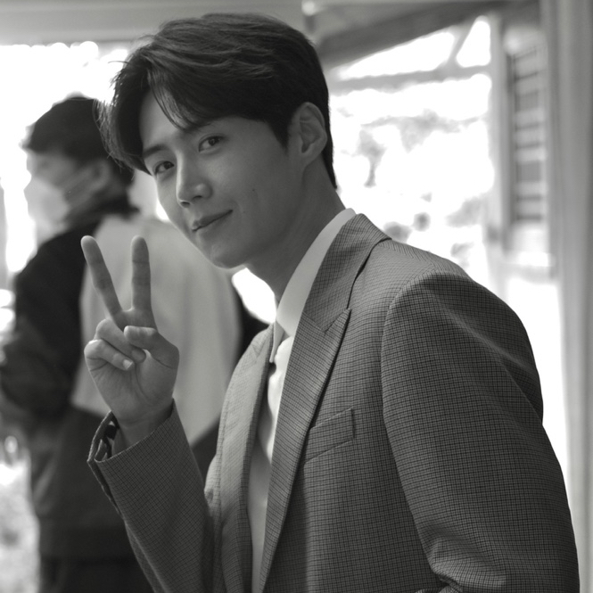 Behind-the-scenes cut of Kim Seonho