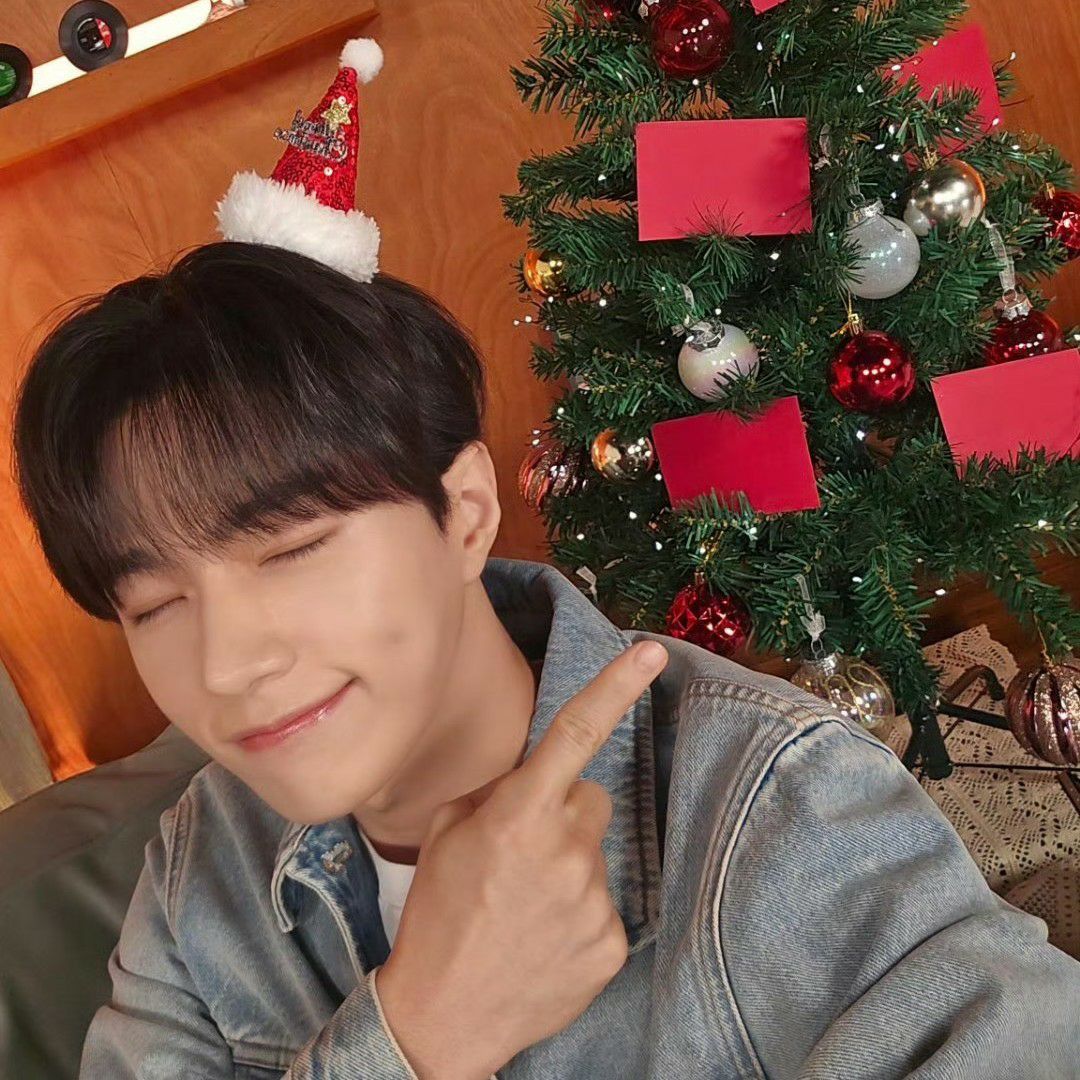 A moment captured by a fan of Kim Myungsoo (L)