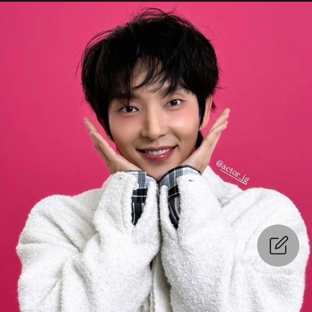 A moment captured by a fan of Lee Joongi