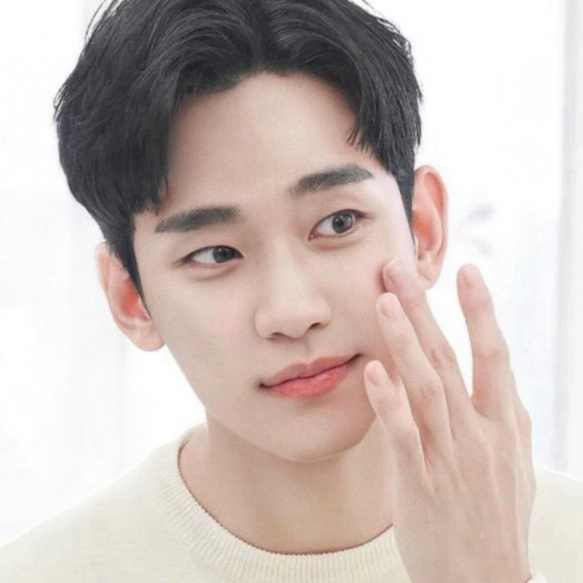 金秀賢的最新照片