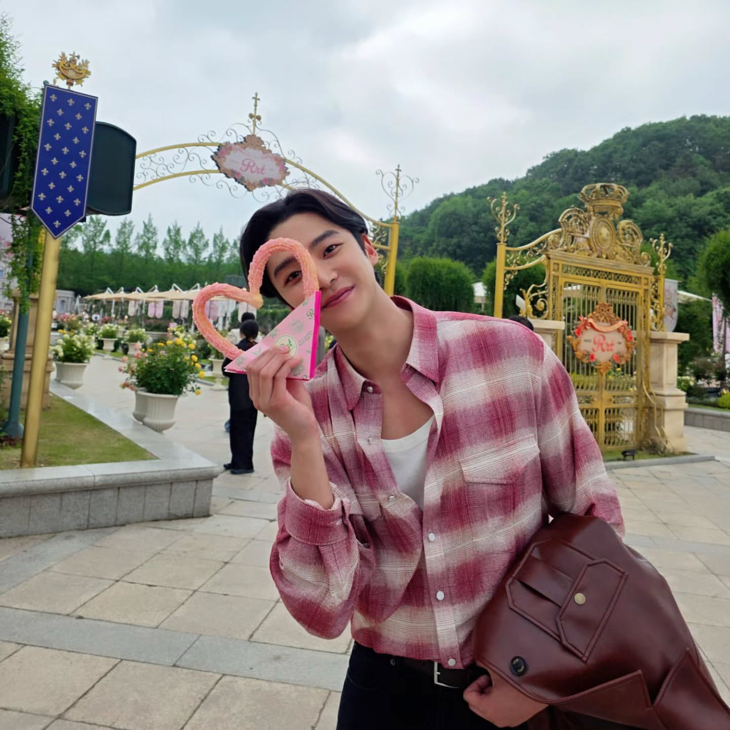 Behind-the-scenes cut of Rowoon