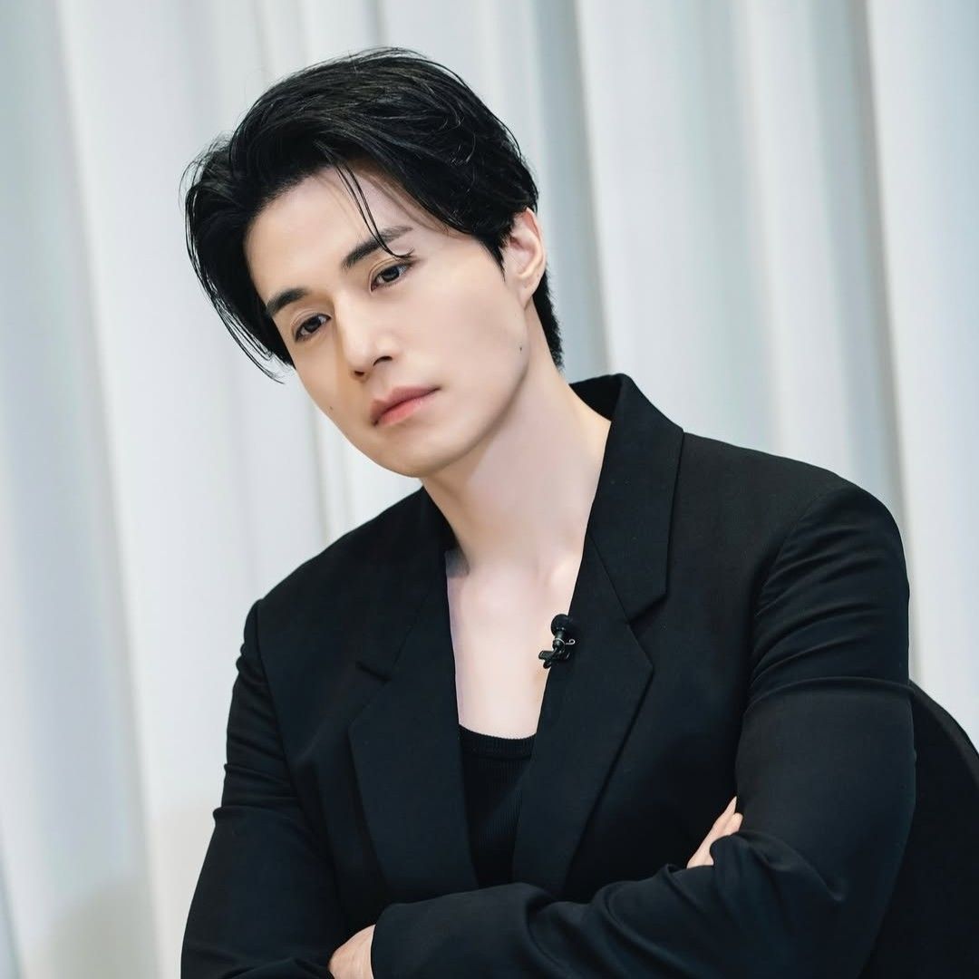 Recent activity shot of Lee Dongwook