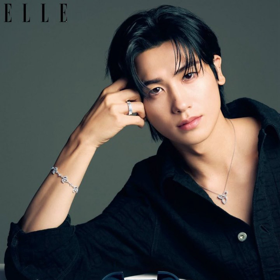 A moment captured by a fan of Park Hyungsik